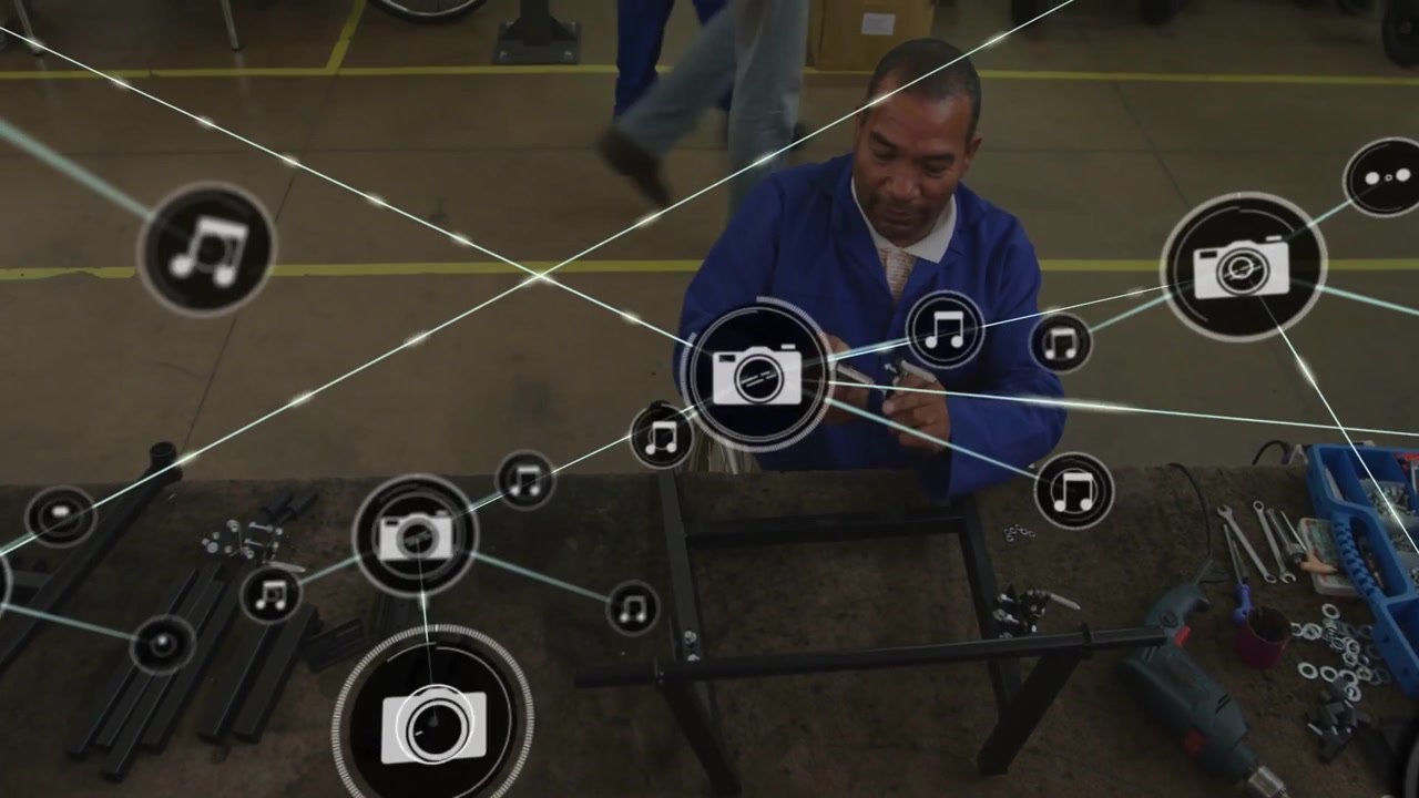 Video vertical: Técnico iniciando el montaje del marco, fijando pernos mientras iconos se extienden y oscurecen al técnico.