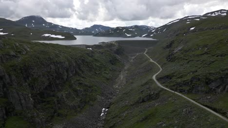 Drohnenansicht-Des-Staudamms-In-Norwegen