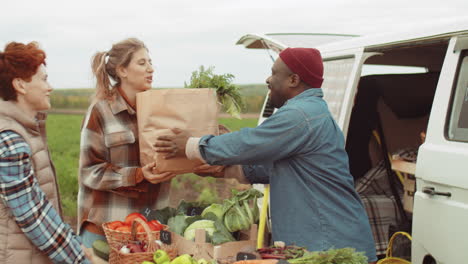 Mujeres-Caucásicas-Comprando-Verduras-Frescas-De-Granjero-Negro