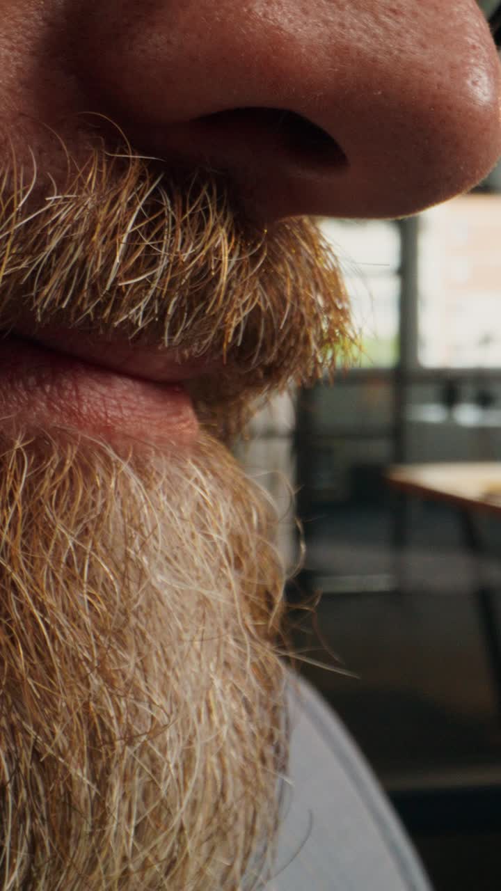 hombre hablando por teléfono celular