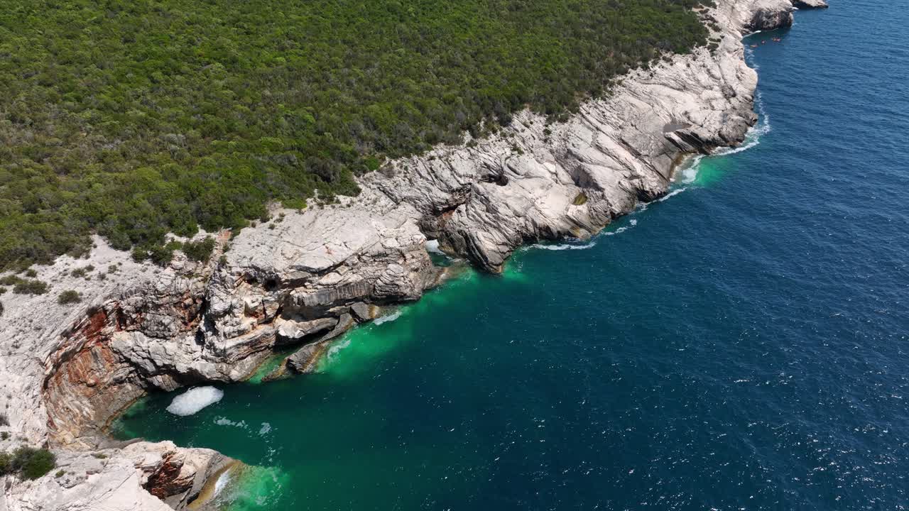 Ripresa aerea che rivela le coste verdi e rocciose dell'isola di Dugi Otok