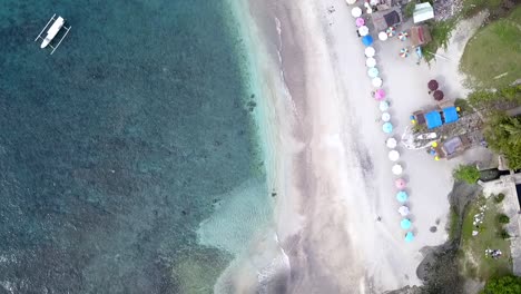 Fantastische-Luftaufnahme,-Panoramakurvenflug,-Drohnenaufnahme.-Nusa-Penida-Ist-Ein-Unglaublicher-Ort-Für-Einen-Besuch-In-Indonesien.-Die-Augen-Von-Reisenden-Haben-Einen-Blick-Auf-Die-Atemberaubende-Naturlandschaft,-Filmisch-Von-Philipp-Marnitz