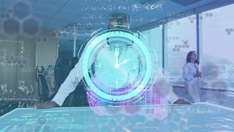 animación del reloj y el procesamiento de datos sobre el hombre en auriculares trabajando en la oficina