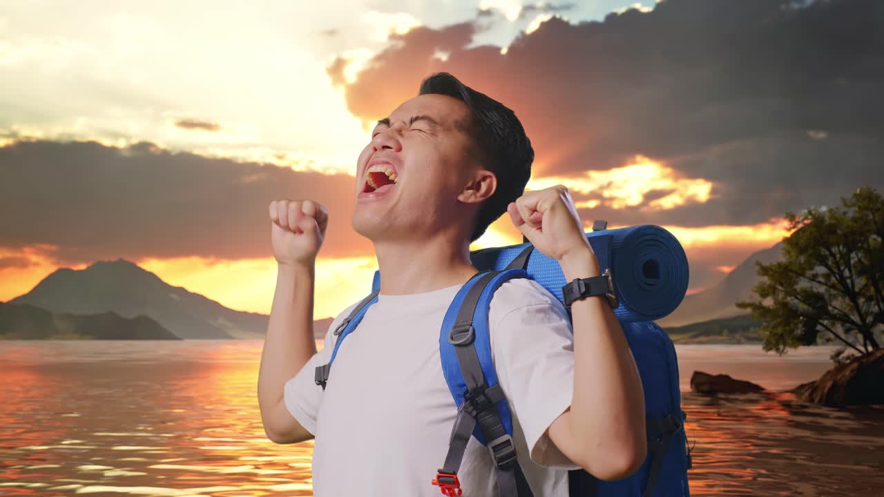 vista lateral de cerca del excursionista masculino asiático con mochila de montañismo gritando meta celebrando el éxito en un lago
