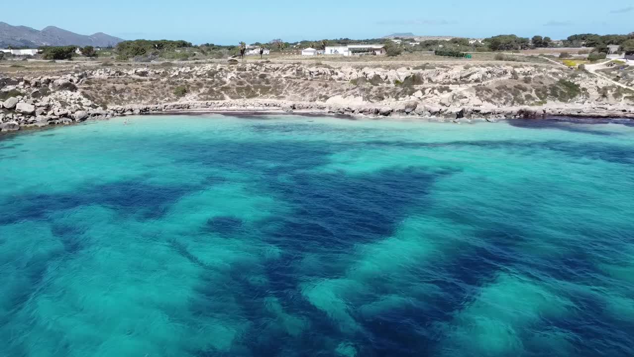 la playa azul de la isla de cala azzurra favignana por avión no tripulado