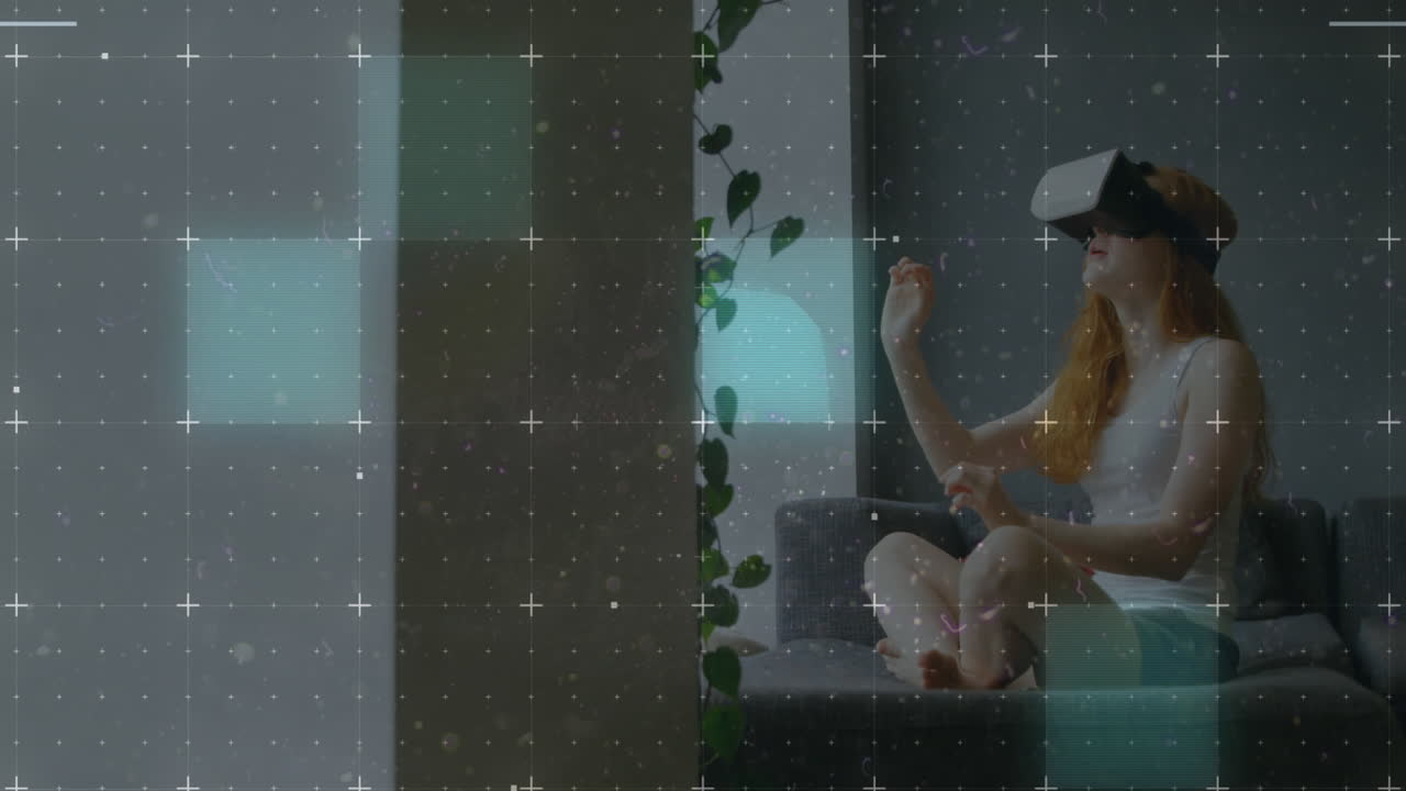 rastros de luz que se mueven sobre la red contra la mujer caucásica que usa auriculares vr en casa