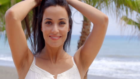 Retrato-De-Mujer-Sonriente-En-La-Playa-Tropical