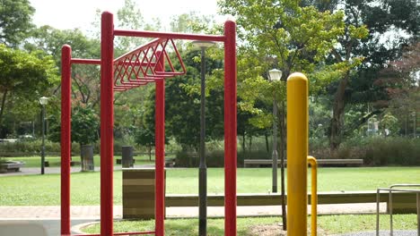 equipos de fitness al aire libre en un parque