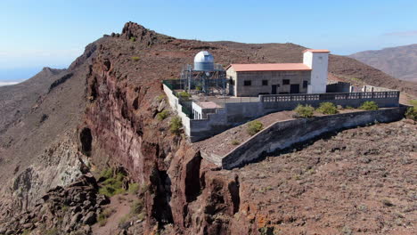 Luftaufnahme-In-Der-Ferne-Vom-Temisas-Observatorium-An-Einem-Sonnigen-Tag