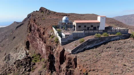 toma aérea a distancia del observatorio temisas en un día soleado