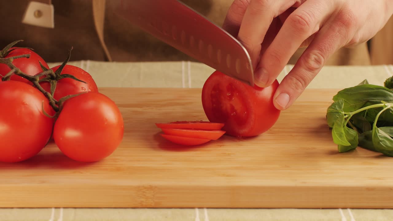 셰프가 토마토를 잘라내고 있습니다.