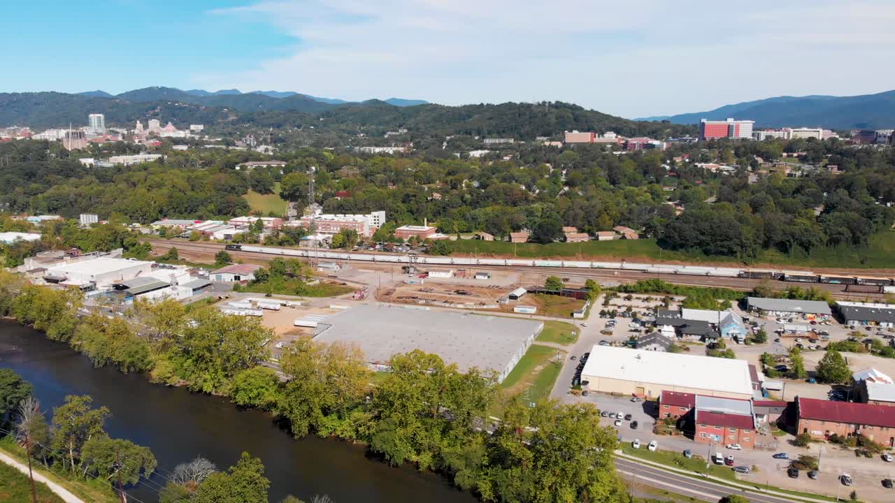 video aéreo de drones de 4k del patio de trenes del sur de norfolk y el distrito de artes fluviales a lo largo del amplio río francés en asheville, nc