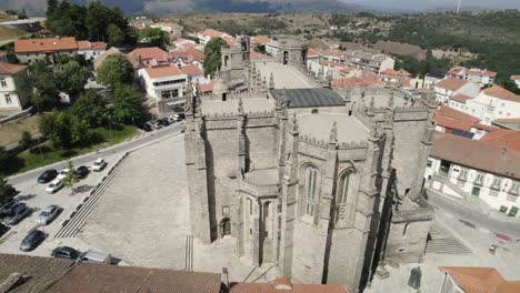 Una-Fascinante-Vista-Aérea-Sobre-La-Catedral-De-Guarda-En-Portugal