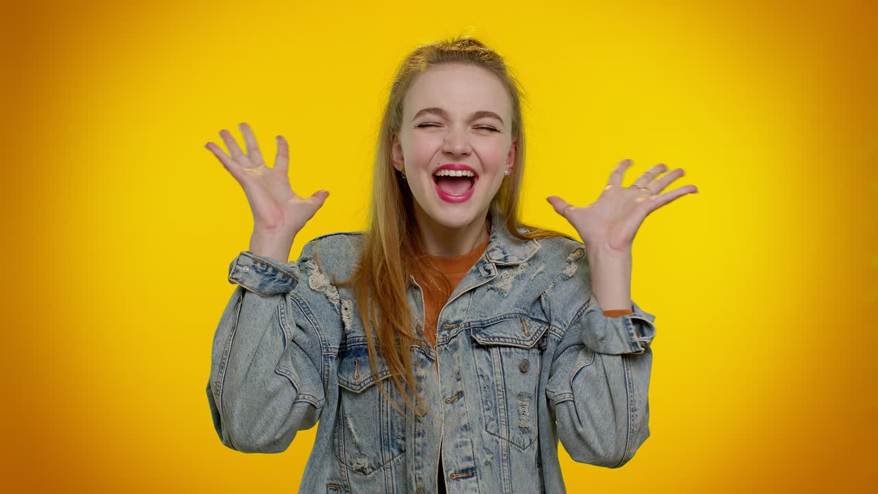 소녀는 행운을 기원하고 갑자기 꿈이 실현되고, 기다리는 복권 우승에 대해 놀랐습니다.