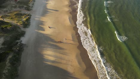 día familiar en playa grande en uruguay al atardecer