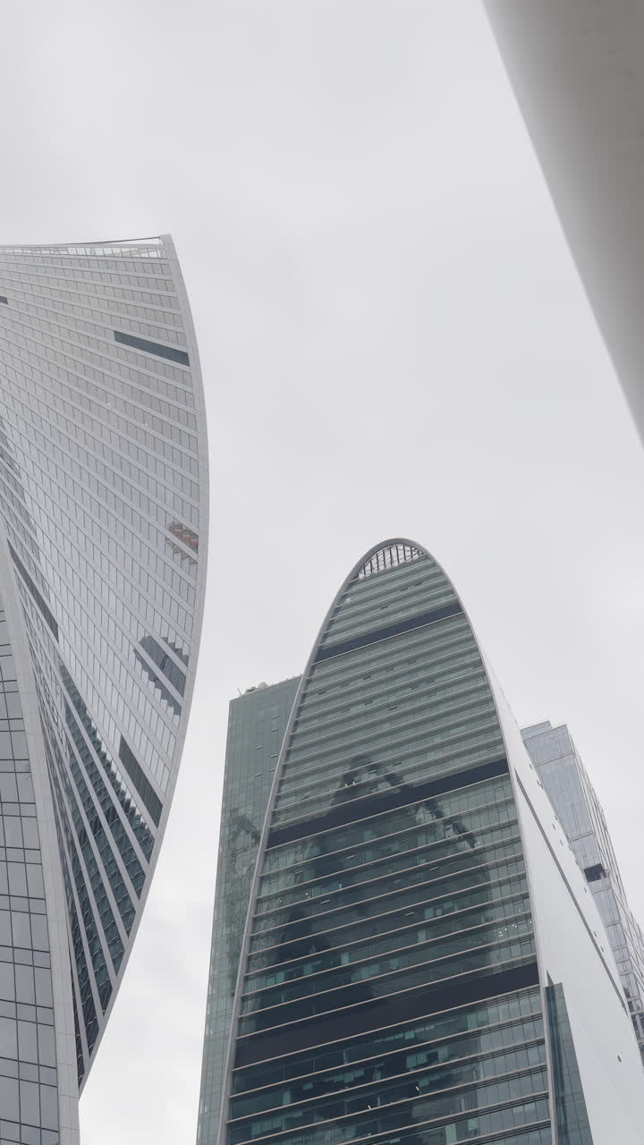 rascacielos modernos en la ciudad