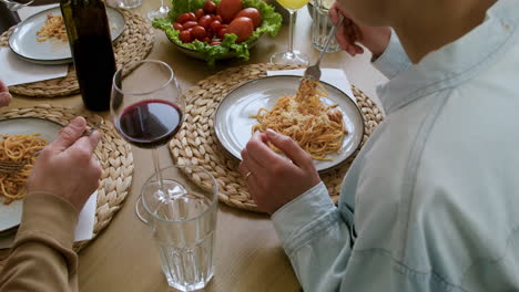 점심을 먹는 사람들