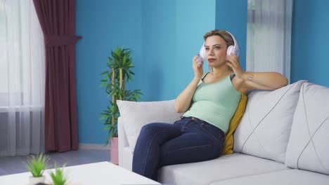 mujer escuchando música y relajándose. relajándose y en paz.
