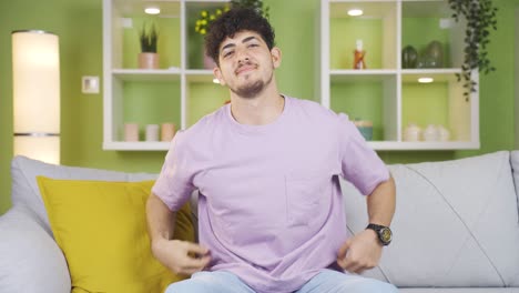 un joven mirando a la cámara y riendo.