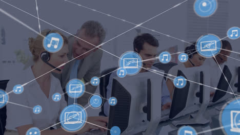 animación de iconos conectados a través de diversos gerentes que ayudan a los representantes de los clientes en la oficina