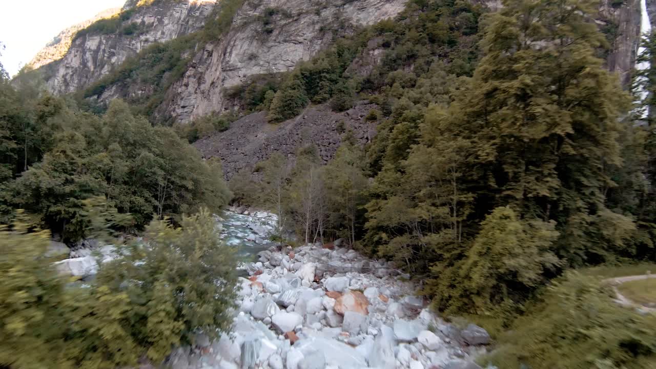 fpv drone aéreo tiro de cascada cerca de la ciudad de foroglio, ticino, suiza