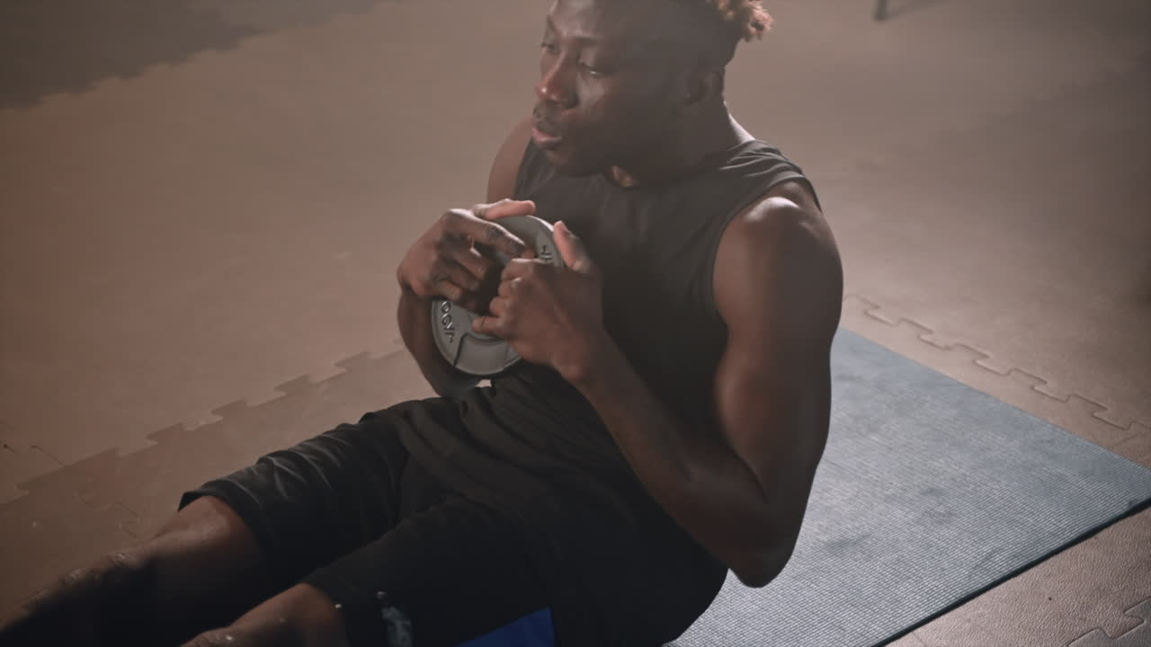 hombre realizando abdominales ponderados