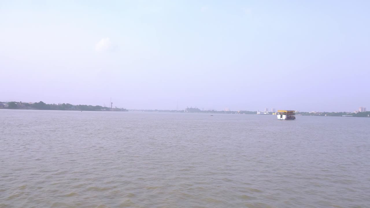 las aguas del santo ganges han estado fluyendo durante siglos.