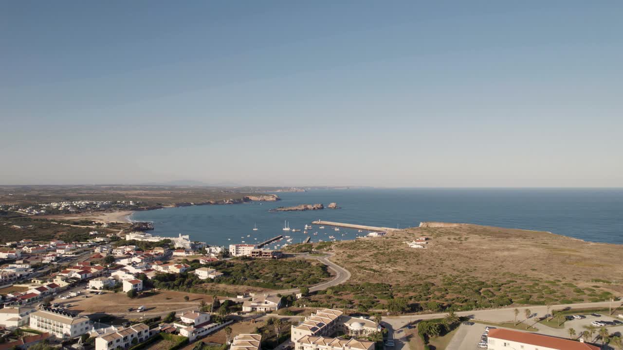 disparo de un dron con vistas al puerto de pesca da baleeira y a la playa de praia da baleeira sagres portugal