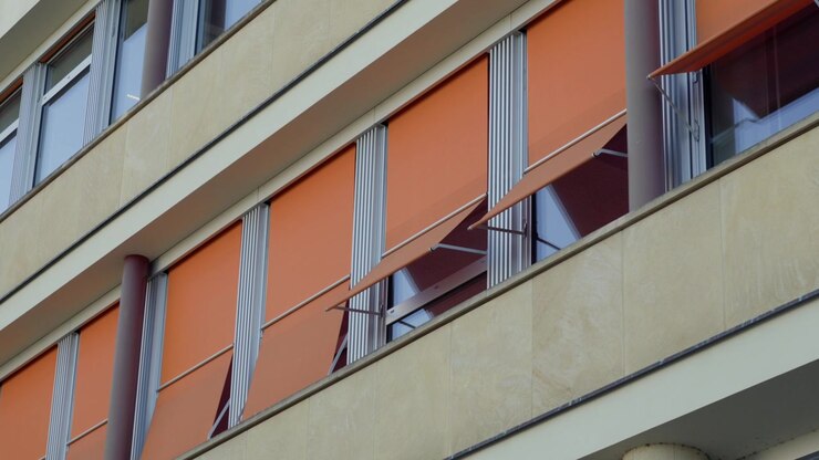 Fachada de edifício institucional comercial moderno equipada com markisoletes laranja