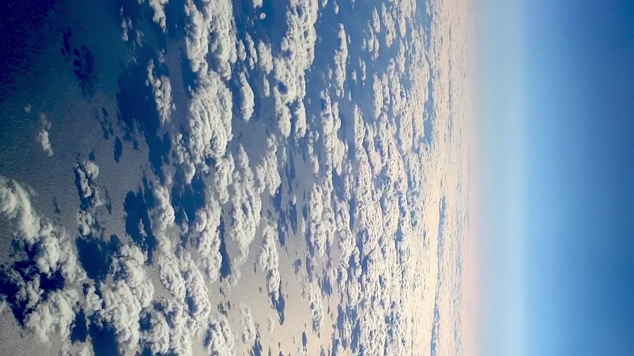 una vista aérea impresionante de las nubes que se reflejan en la superficie del mar