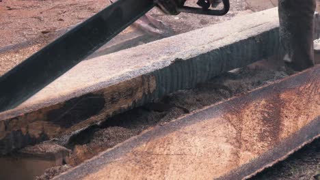 primer plano de una motosierra cortando madera