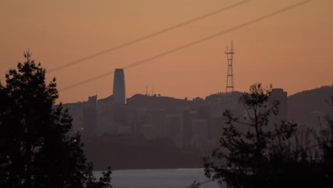 el horizonte de san francisco al atardecer