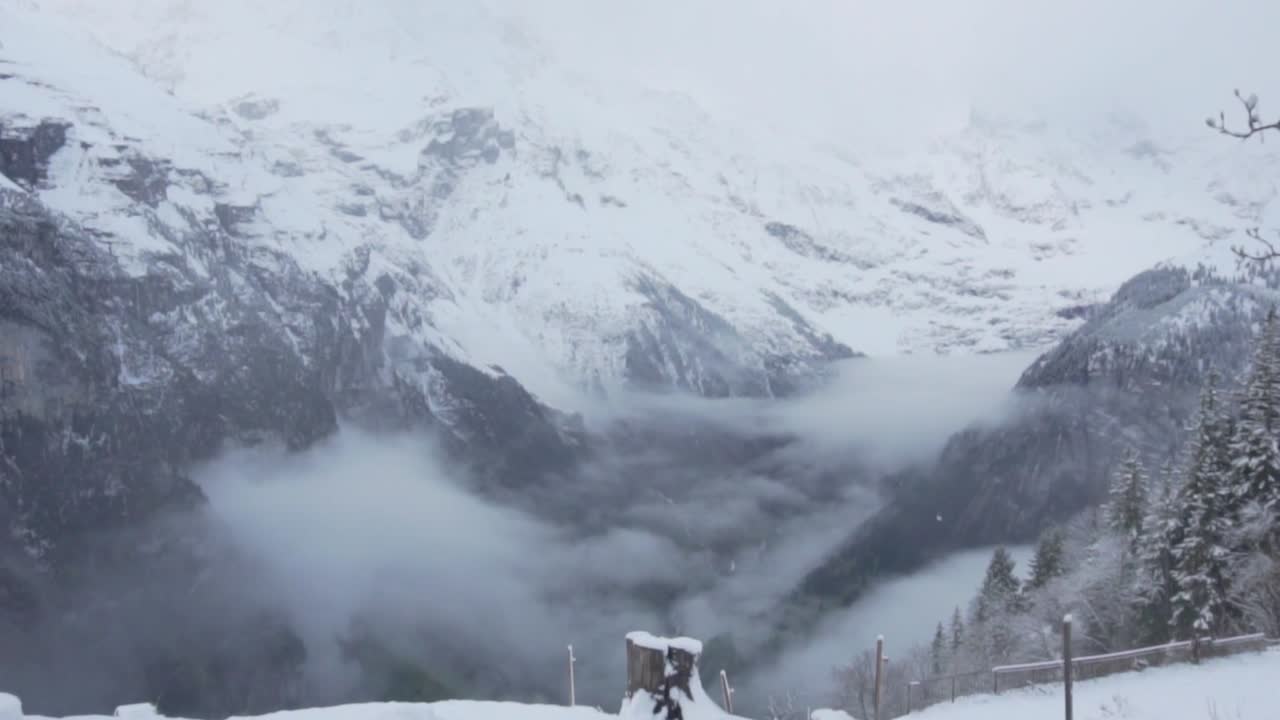 눈 인 스위스 알프스 계곡과 안개