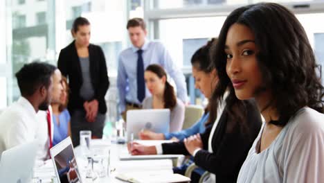 Mujer-De-Negocios,-Utilizar-La-Computadora-Portátil,-En,-Sala-De-Conferencias