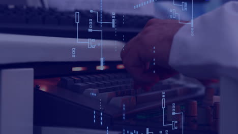 animación de procesamiento de datos y hombre caucásico usando computadora