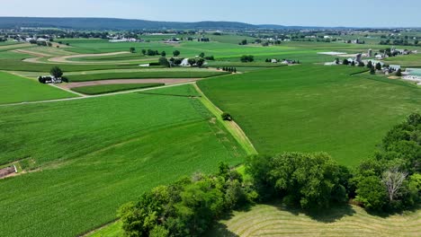 Una-Vista-Aérea-De-Las-Exuberantes-Tierras-De-Cultivo-Verdes-En-El-Sur-Del-Condado-De-Lancaster,-Pennsylvania-En-Un-Día-Soleado-De-Verano