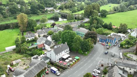 Kilkenny,-Irlanda,-Aldea-Inistioge,-Vuelo-Aéreo-Sobre-La-Aldea-Hasta-El-Río-Barrow-Y-El-Puente.