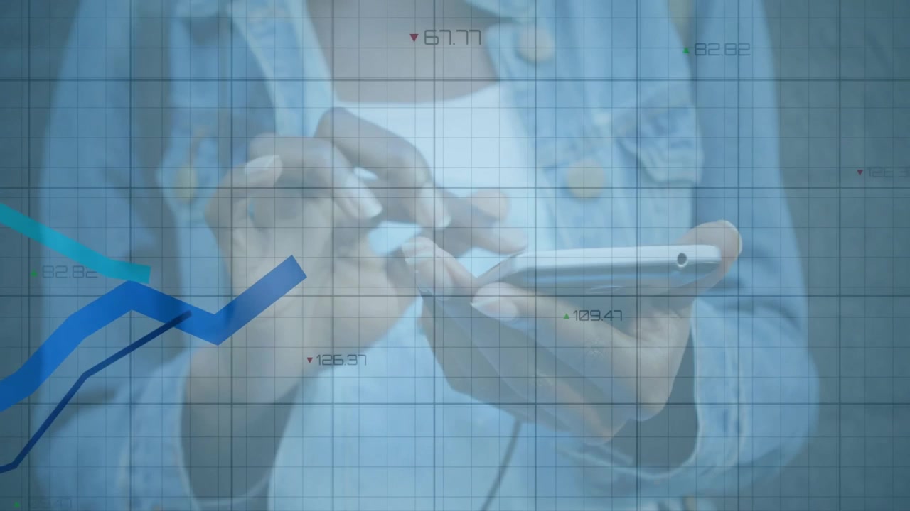 Wanita mengetuk layar ponsel dan menganimasikan grafik garis di atas kisi transparan yang melacak data bisnis.