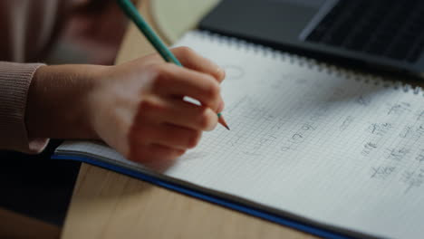 Escritura-A-Mano-Del-Estudiante-En-Un-Cuaderno-En-El-Interior.-Chica-Desconocida-Haciendo-Los-Deberes-Dentro.