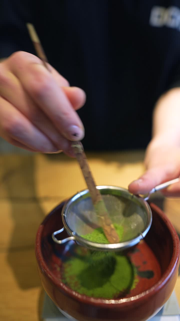 la preparación del té matcha