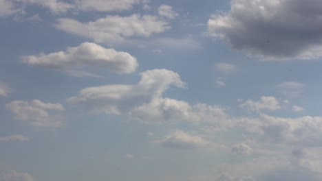 Nubes-Blancas-Claras-Vuelan-A-Través-De-Un-Cielo-Azul-Brillante.-Cielo-Despejado-En-La-Soleada-Tarde-De-Verano.-Fondo-De-Nubes-De-Primavera.-Copiar-Espacio.