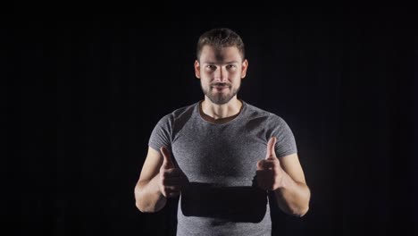 Joven-Atleta-Mirando-La-Cámara-Fomentando-El-Deporte-Y-La-Vida-Saludable.