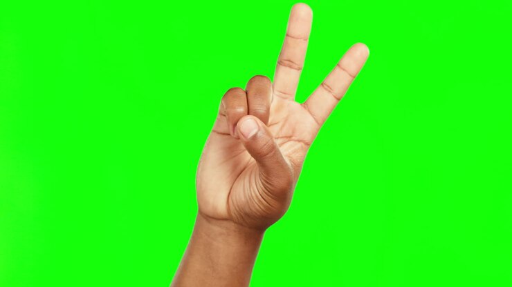Persona, mani e segno di pace su green screen