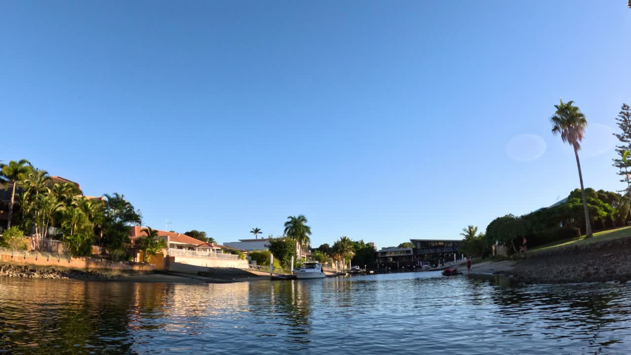 actividad de jet ski cerca de edificios frente al mar y muelle