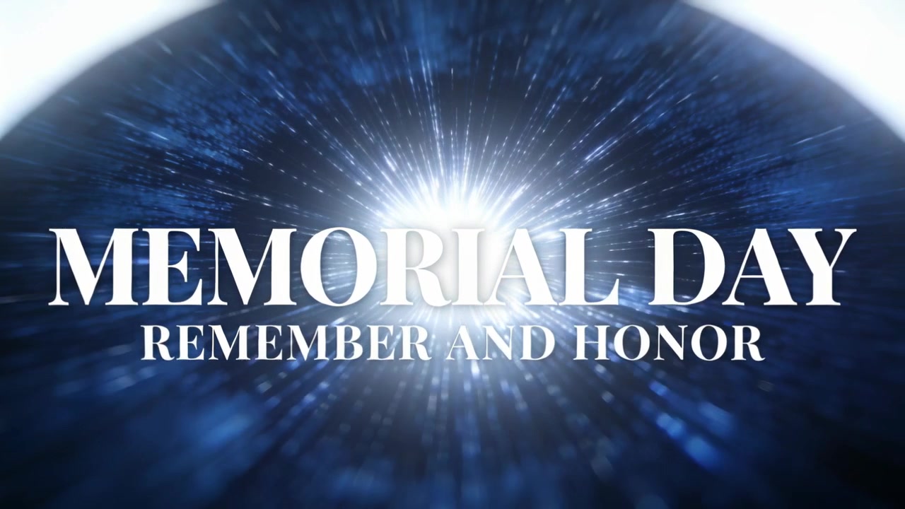 紺色のビネットの上に中央の光が輝き、「MEMORIAL DAY」の文字が現れ、「REMEMBER AND HONOR」のサブタイトルが付いている