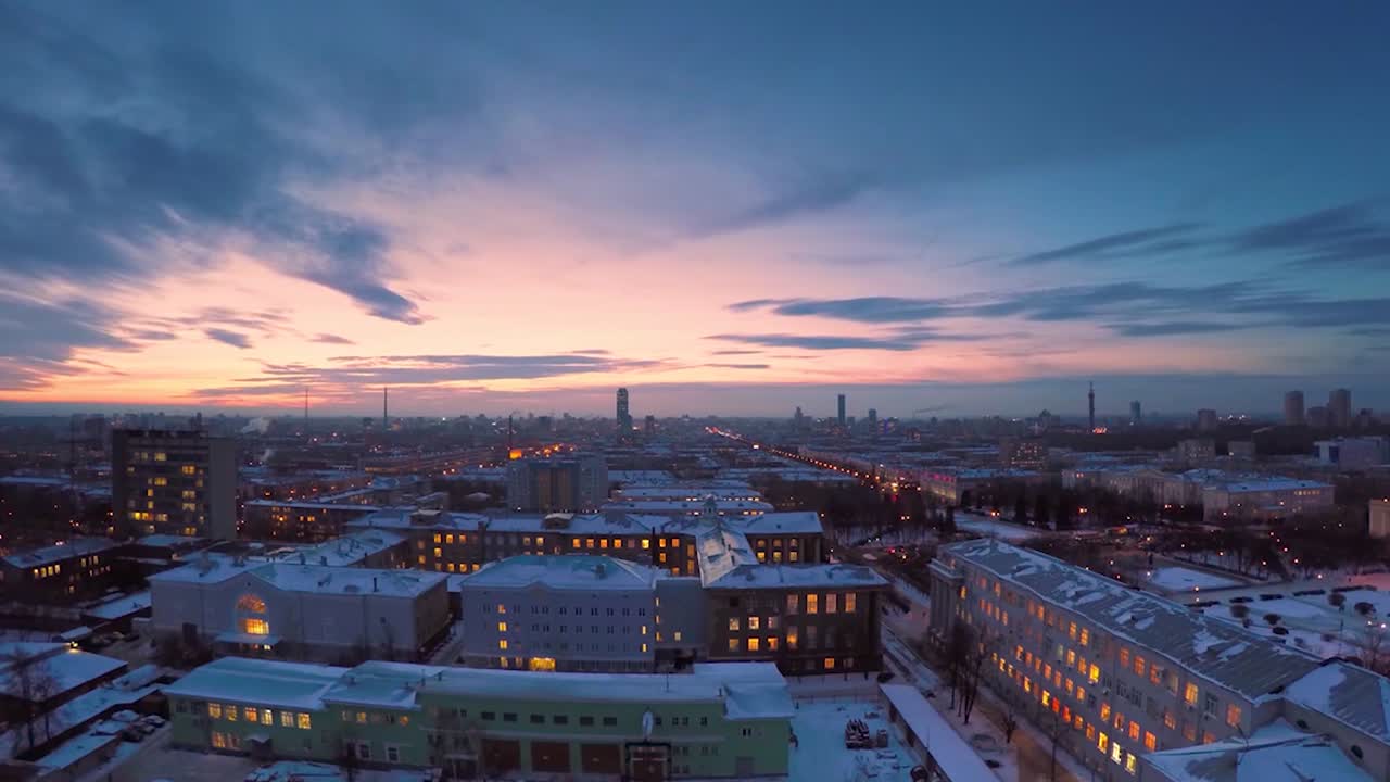 vista aérea de la ciudad de invierno al atardecer
