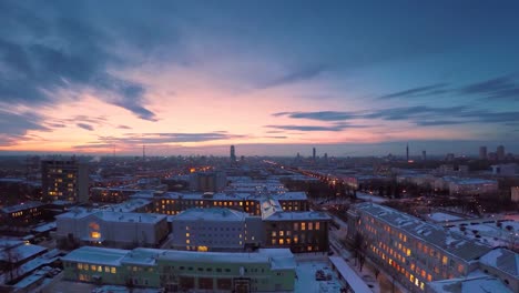 vista aérea de la ciudad de invierno al atardecer