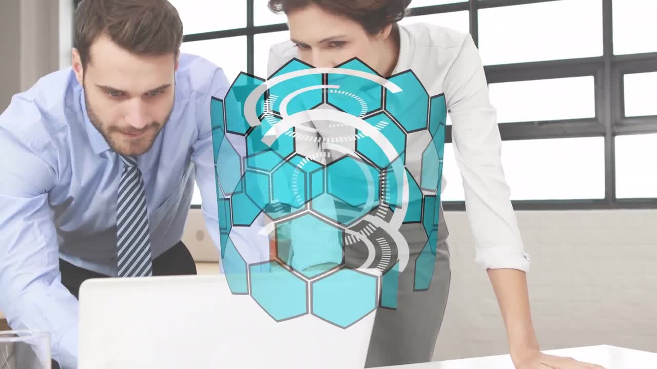animación de una forma hexagonal abstracta girando sobre un hombre y una mujer caucásicos discutiendo sobre una computadora portátil