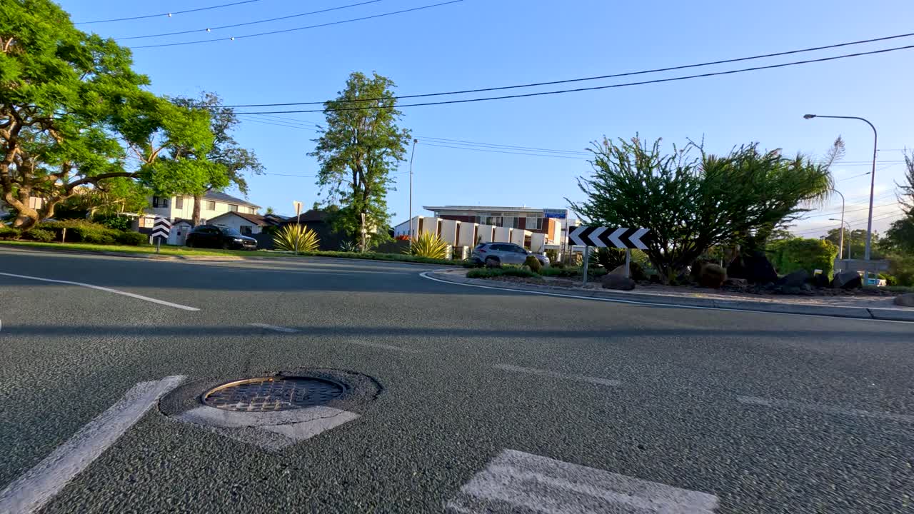 un viaje panorámico a través de la costa dorada suburbana
