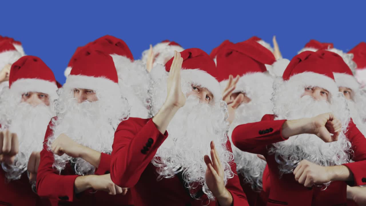 많은 산타 클로스가 파란 스크린 배경에서 춤을 니다. 크리스마스 및 새해 개념.  수염과 빨간 모자를 입은 군중은 chromakey에 있습니다. 팀과 그룹. 할인 및 프로모션, 판매